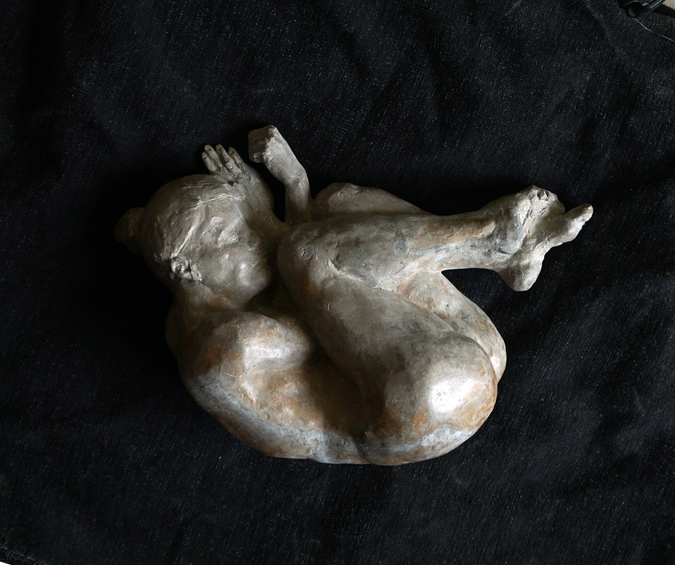 rzeźba kobiety w pozycji embrionalnej