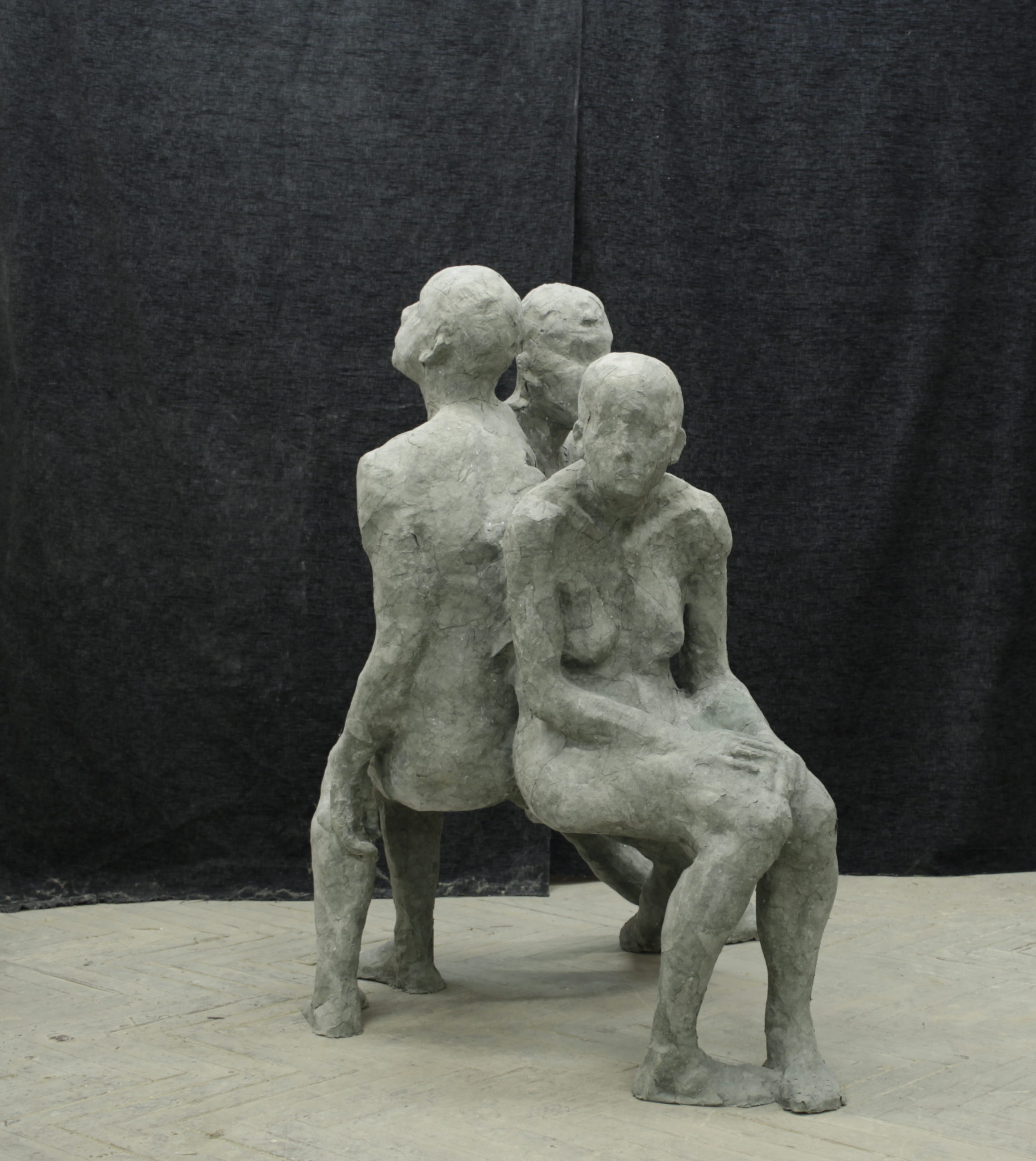 rzeźba przedstawiająca siedzących ludzi