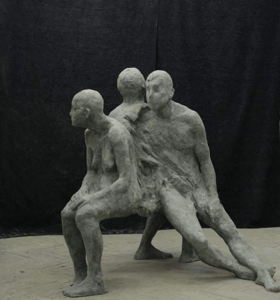 rzeźba przedstawiająca siedzących ludzi