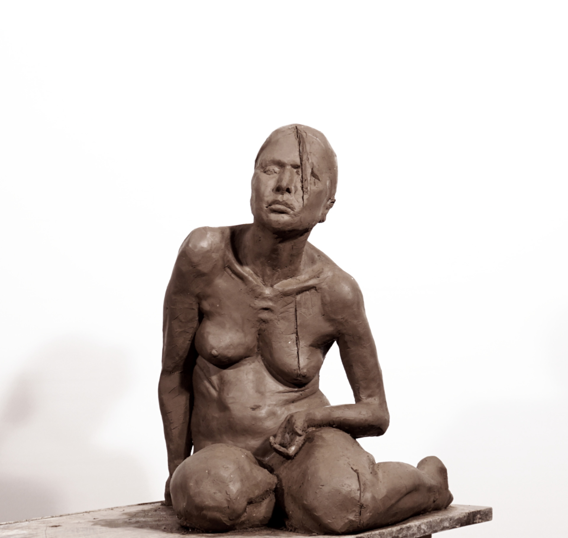 rzeźba kobiety z gliny